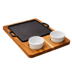 Kit Profissional Bifeteira Quadrada Ferro Fundido 20x20cm com Tábua de Madeira e 2 Ramekins – Restaurantes e Churrascarias